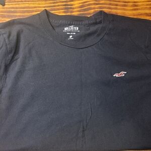Hollister Men's Dark Tee with Logo